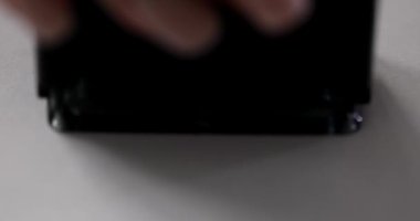 Kişi yakın planda iptal edilmiş pul pozu verir. İletiyi iptal et ve konsepti engelle