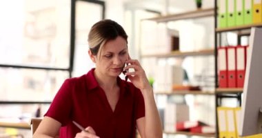 Masada oturan ciddi bir ofis çalışanı iş görüşmesi yapar ve müşteri ifadelerini dinler. Bir cep telefonu kullanan yönetici sorunu uzaktan çözer