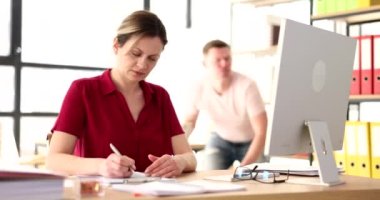 İş ortağı, ofisteki şaşkınlık içindeki meslektaşına bir sır fısıldıyor. İş yerindeki duygular iş sırları ve gizemler