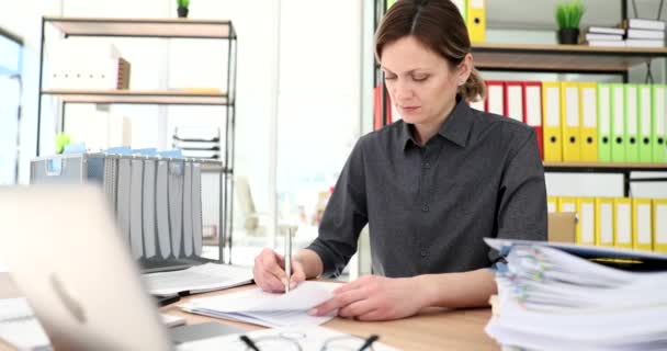 成功的女商人在办公室的笔记本上写着便条 良好的商业理念和解决方案概念 — 图库视频影像