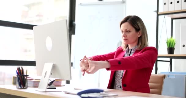 Zakenvrouw Strekt Handen Naar Voren Blijft Werken Computer Comfortabele Werkplek — Stockvideo