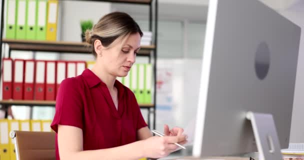 专心致志的女商人正在电脑上打字 手里拿着文件 女商人编写报告 分析工作成果 — 图库视频影像