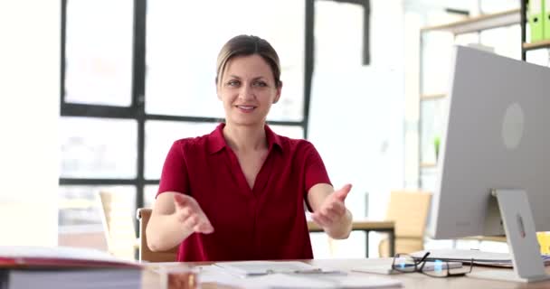 Mujer Gerente Trabajando Oficina Consultoría Hace Señas Con Gesto Seo — Vídeos de Stock