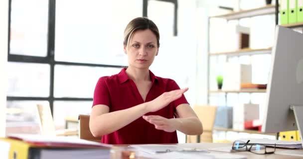 Mulher Com Rosto Sério Mostra Braços Cruzados Como Símbolo Rejeição — Vídeo de Stock