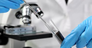 Bilim adamı biyolog test tüpünde toprak örneği alıyor. Toprak analizi tarım kimyasalları ve kimyasallar