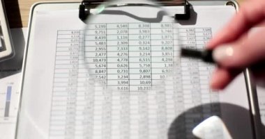 Kadınların elinde büyüteç olan mali belgeler. İş araştırma kavramı ve muhasebe raporu