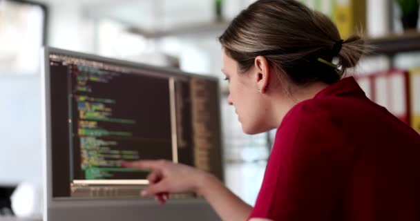 Geliştiricisi Kadın Ofiste Bilgisayar Ekranında Programlama Kodu Okuyor Programlardaki Hatalar — Stok video