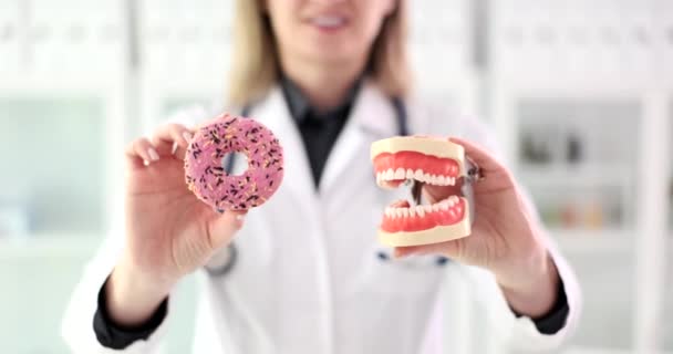 Dişçi Doktor Elinde Tatlı Pasta Yapay Çene Tutuyor Tatlıların Dişler — Stok video