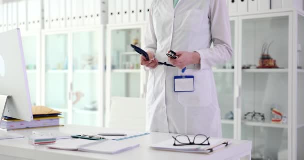 Doutor Mantém Estetoscópio Mão Local Trabalho Clínica Serviços Médicos Assistência — Vídeo de Stock