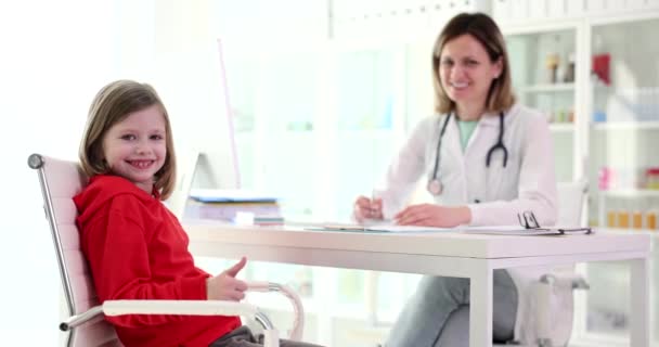 Kinderkrankenschwester Zeigt Daumen Hoch Und Kinderarzt Klinik Hervorragendes Feedback Und — Stockvideo