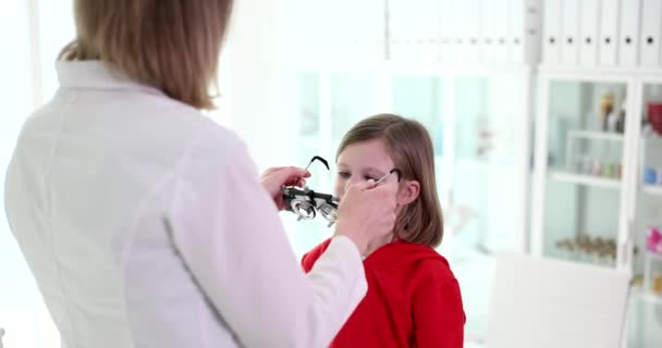 Barn Med Oculist Försöksram Synkliniken Ögonläkare Hjälper Till Att Välja — Stockvideo