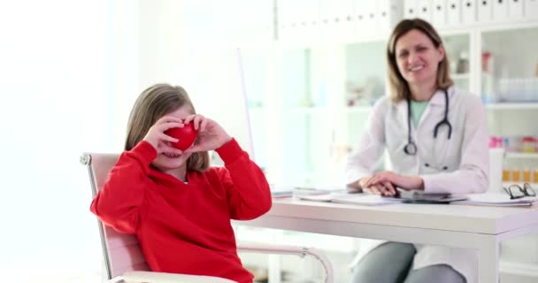 Gelukkig Lachend Kind Met Hart Afspraak Bij Kinderarts Gezondheidszorg Gezondheid — Stockvideo