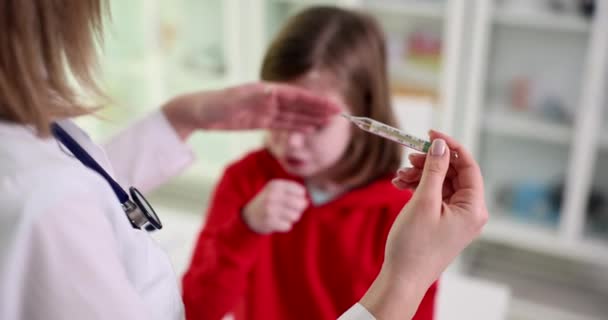 儿科医生或护士使用温度计测量生病女孩的体温 儿童咳嗽高热的存在 — 图库视频影像