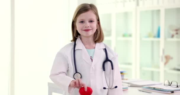 Ritratto Bella Dottoressa Che Tiene Cuore Malattie Cardiovascolari Nei Bambini — Video Stock