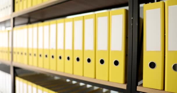 Szafki Wypełnione Identycznymi Żółtymi Folderami Archiwum Przechowywanie Dokumentacji Organizacji Przedsiębiorstw — Wideo stockowe