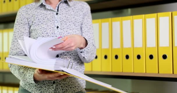 会計士の女性マネージャーは黄色のフォルダ内の文書を残して ビジネス文書 アーカイブ — ストック動画