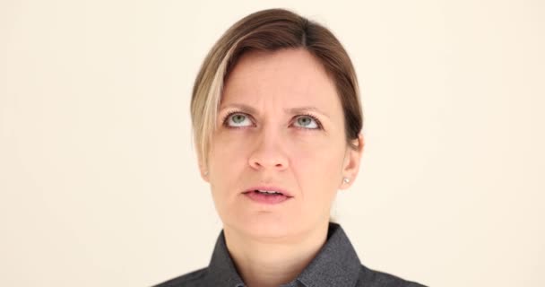 Retrato Mujer Joven Irritada Mal Humor Emociones Anticipación Nerviosa Irritabilidad — Vídeos de Stock