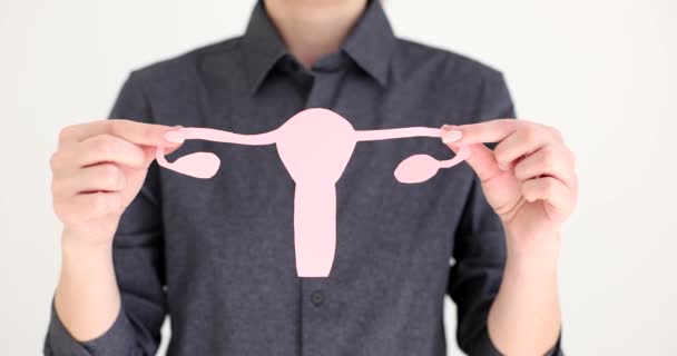 Kobieta Trzyma Papierowe Łono Zdrowe Kobiety Zdrowie Kobiet Rozrodczych Planowanie — Wideo stockowe