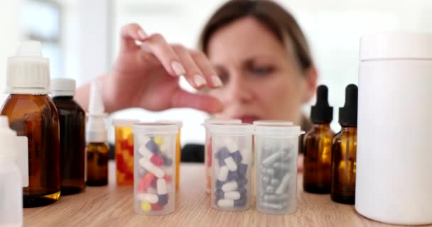 Фармацевт Пациент Выбирает Лекарственные Таблетки Полке Лекарства Классификация — стоковое видео