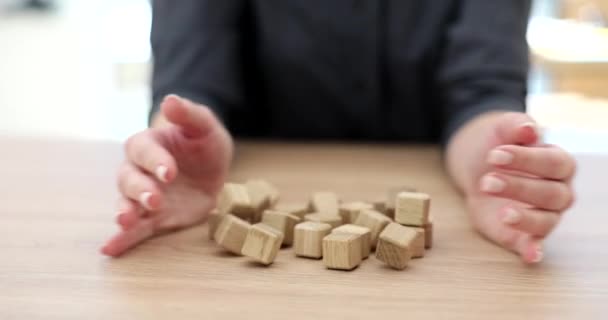 Mãos Mulher Lançam Cubos Madeira Mesa Pensamento Lógico Quebra Cabeça — Vídeo de Stock