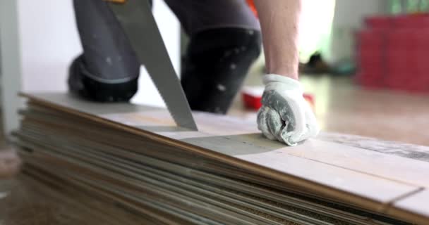 마스터가 사용하여 민트의 조각을 무게를 측정하고 바닥재를 자르는 — 비디오