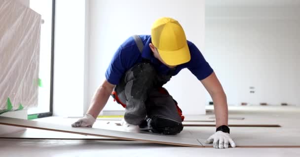 地板覆盖物的向导 在地板上安装层压板和人工工作 — 图库视频影像