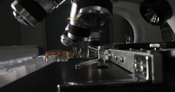Microscopio Provette Fiaschetta Primo Piano Laboratorio Moderno Attrezzature Ricerca Medica — Video Stock