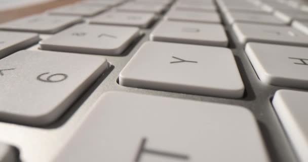 Клавиатура Фона Ноутбука Компьютера Белая Клавиатура Черные Буквы — стоковое видео