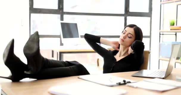 Mulher Negócios Cansada Descansando Trabalho Com Pés Mesa Filme Câmera — Vídeo de Stock