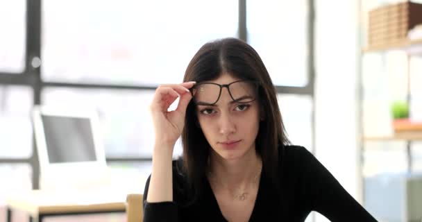 Empresária Ajustando Óculos Para Visão Escritório Filme Câmera Lenta Conceito — Vídeo de Stock