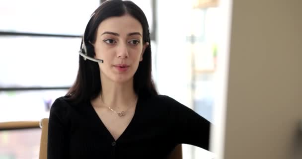 Wanita Headphone Dengan Mikrofon Berbicara Dengan Klien Film Bekerja Sebagai — Stok Video