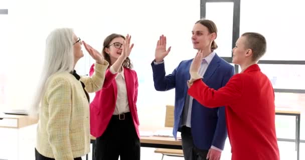 商界人士手把手举高5分 微笑成功的团队 在实现目标和团队激励方面的团结 — 图库视频影像