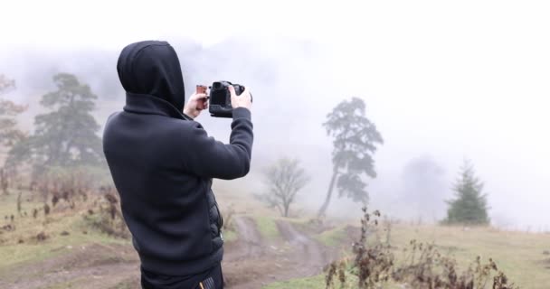 Мужчина Фотограф Фотографирует Цифровой Камерой Туманным Утром Горах Путешествия Активный — стоковое видео