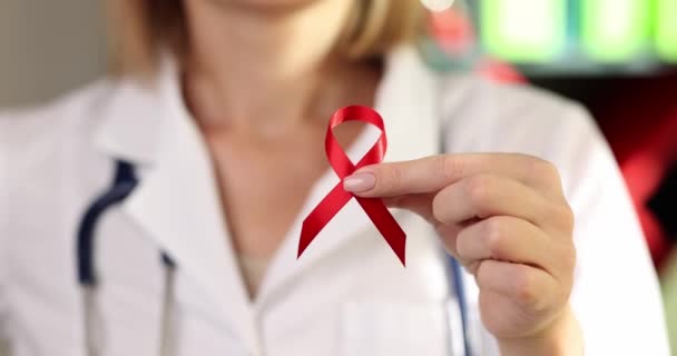 Dünya Aids Günü Nün Sembolü Olarak Doktorun Ellerinde Kırmızı Kurdele — Stok video