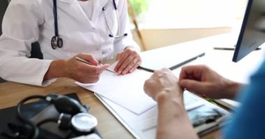 Doktor ve hasta klinikte tıbbi teşhisi tartışıyorlar. Sağlık sigortası ve bakımı