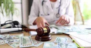 Terapist nakit sayıyor ve yargıç tokmağı sayıyor. Sağlık hizmetlerinde yolsuzluk ve cezai yükümlülük
