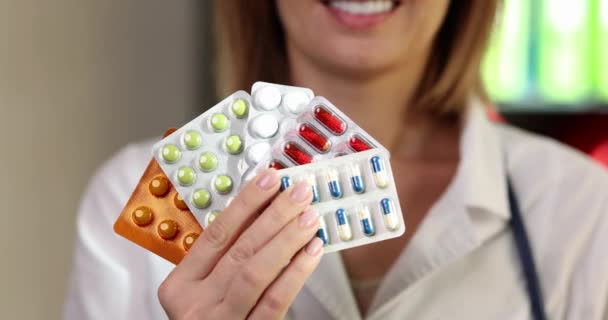 Lekarz Trzyma Paczkę Różnych Tabletek Klinice Zapewnienie Opieki Medycznej Przepisywanie — Wideo stockowe
