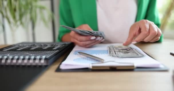 Mujer Que Trabaja Campo Del Comercio Electrónico Cuenta Dólares Oficina — Vídeos de Stock