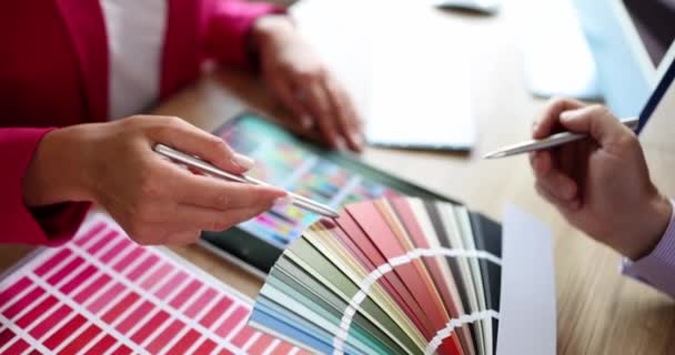 デザイナーはクライアントに助言し カラーパレットやタブレットでカラーサンプルを表示します インテリアカラーの選択は 色とペイントサンプルの選択を提示します — ストック動画