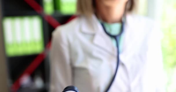 セラピストの心臓科医は入院中の聴診器を持っている 心臓病と健康診断の概念 — ストック動画