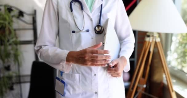 의사는 악수를 하거나 인사를 의사의 보험에 가입하여 혜택을 — 비디오