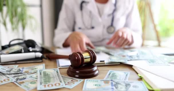 Terapeut Počítá Peníze Soudí Kladívko Korupce Zdravotnictví Trestní Odpovědnosti — Stock video