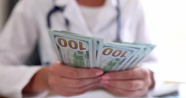 Lekarz Liczy Dolary Rękach Klinice Medycznej Koszty Leczenia Ubezpieczenia Zdrowotnego — Wideo stockowe