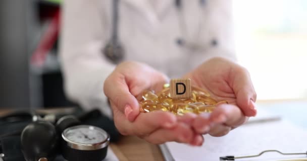 Lékařské Ruce Držící Hromadu Vitamin Kapslí Dřevěnou Kostkou Symbolem Zdravé — Stock video