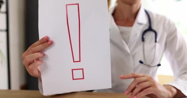 Médecin Montre Signe Attention Doigt Détient Point Exclamation Assurance Frais — Video