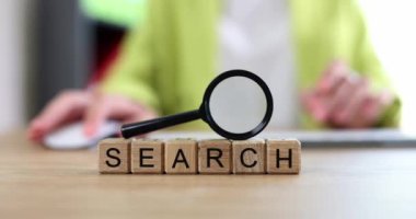 Masada büyüteç ve bilgisayar ile kelime araması. İnternet 'te bilgi aranıyor