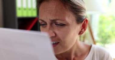Gazete okuyan endişeli kadının portresi. Negatif duygular ve kötü haberler