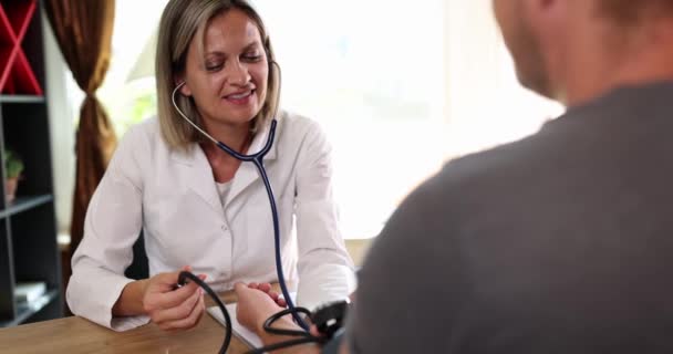 Terapeuta Kardiolog Tonometrem Mierzy Ciśnienie Człowieka Klinice Opieka Zdrowotna Pomiaru — Wideo stockowe