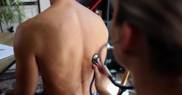 Kvinnlig Läkare Lyssnar Mannen Med Stetoskop Kliniken Diagnos Bronkit Eller — Stockvideo