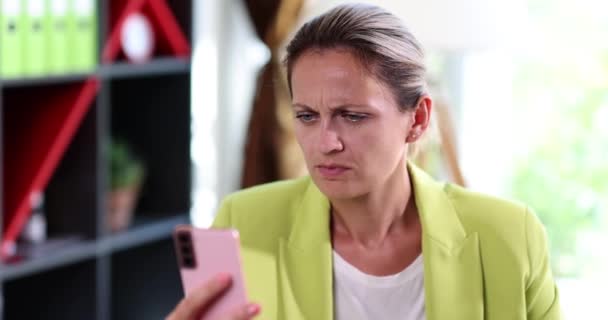 Triste Mujer Negocios Sostiene Teléfono Inteligente Mano Cubre Cara Con — Vídeos de Stock